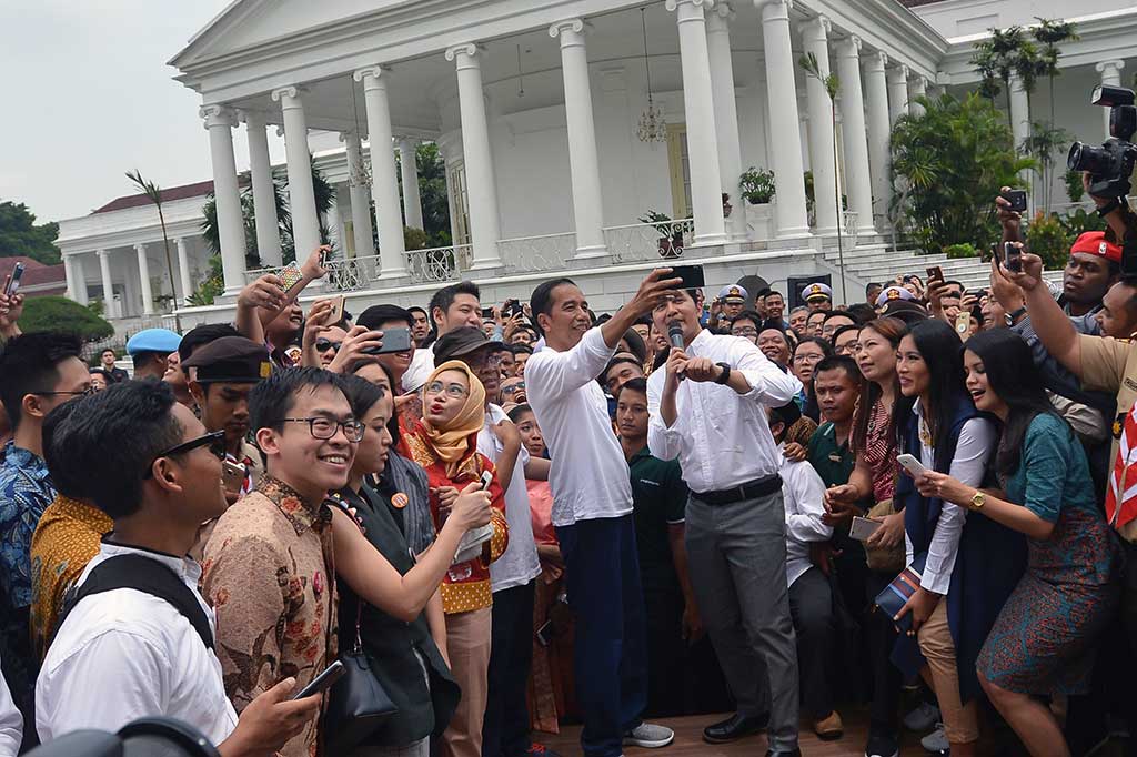Tidak lupa Presiden mengajak swafoto bersama pemuda berprestasi yang hadir.