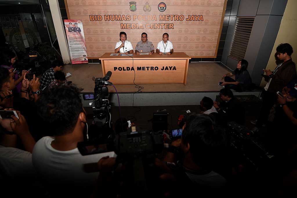 Argo mengatakan penyidik menjerat Indra Liyono dengan Pasal 359 KUHP tentang kelalaian yang menyebabkan kematian dan Pasal 74 junto Pasal 183 UU Nomor 13 Tahun 2003 tentang Ketenagakerjaan. Argo mengungkapkan Indra sebagai pemilik gudang mempekerjakan anak di bawah usia terkait dengan aktivitas pekerjaan pada perusahaan tersebut. Sementara Andria Hartanto dan Ega dikenakan Pasal 359 KUHP tentang kelalaian yang menyebabkan kematian, serta Pasal 188 KUHP tentang kelalaian yang menyebabkan kebakaran.