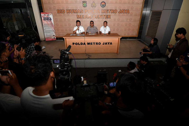 Argo mengatakan penyidik menjerat Indra Liyono dengan Pasal 359 KUHP tentang kelalaian yang menyebabkan kematian dan Pasal 74 junto Pasal 183 UU Nomor 13 Tahun 2003 tentang Ketenagakerjaan. Argo mengungkapkan Indra sebagai pemilik gudang mempekerjakan anak di bawah usia terkait dengan aktivitas pekerjaan pada perusahaan tersebut. Sementara Andria Hartanto dan Ega dikenakan Pasal 359 KUHP tentang kelalaian yang menyebabkan kematian, serta Pasal 188 KUHP tentang kelalaian yang menyebabkan kebakaran.