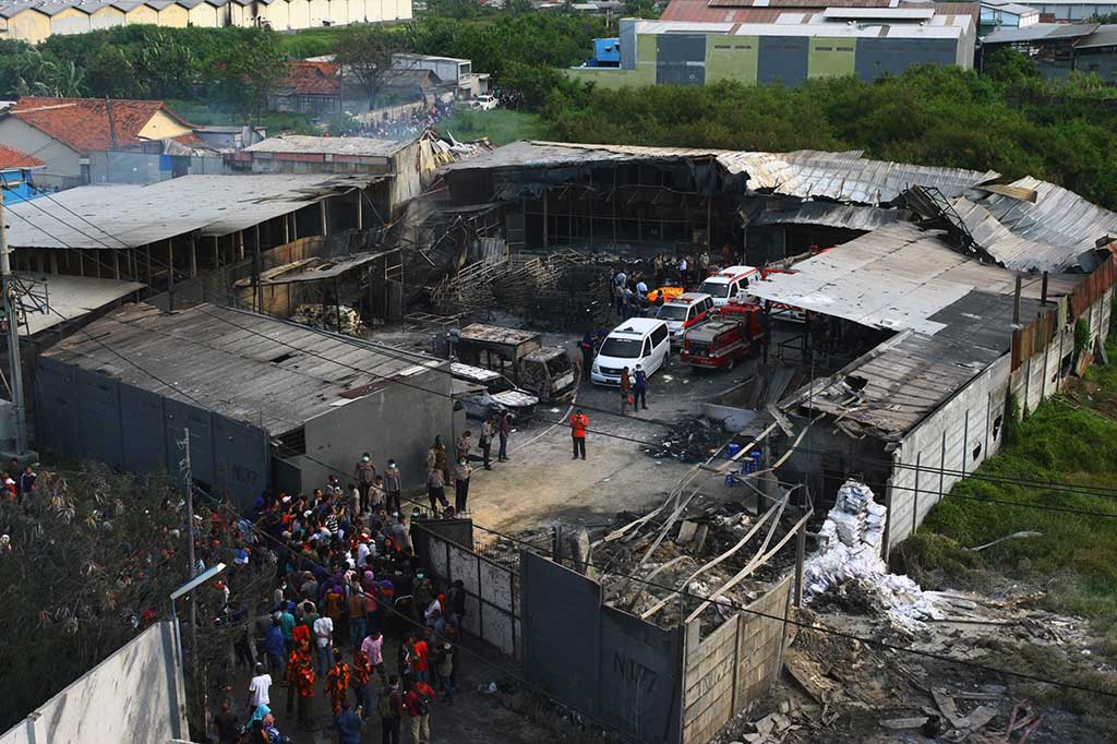 Sebelumnya, sebuah gudang petasan di  Komplek Pergudangan 99 Kosambi, Tangerang, Banten pada Kamis (26/10/2017), terbakar dan meledak, yang mengakibatkan 47 orang tewas sementara 46 lainnya luka-luka. Sejauh ini baru satu dari 47 korban tewas yang telah teridentifikasi.