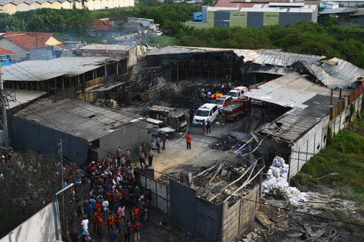 Sebelumnya, sebuah gudang petasan di  Komplek Pergudangan 99 Kosambi, Tangerang, Banten pada Kamis (26/10/2017), terbakar dan meledak, yang mengakibatkan 47 orang tewas sementara 46 lainnya luka-luka. Sejauh ini baru satu dari 47 korban tewas yang telah teridentifikasi.