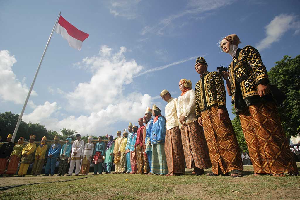 Sejumlah pemuda memakai pakaian adat saat mengikuti upacara bendera di Pulau Bawean, Gresik, Jawa Timur, Sabtu (28/10/2017). ANTARA/Moch Asim