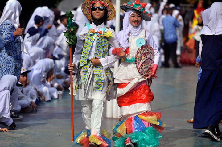 Siswa SMP Negeri 2 Serang, Banten mengenaan busana dari limbah kertas dalam rangkaian peringatan Hari Sumpah Pemuda ke-89. Acara tersebut digelar dengan tujuan menumbuhkan kreatifitas pemuda masa kini dalam mencurahkan gagasan dan karya nyata yang bermanfaat. ANTARA/Asep Fathulrahman