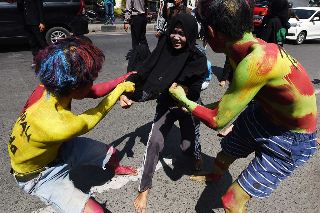  Mahasiswa yang tergabung dalam UKM Seni dan Budaya Talas Universitas Muhammadiyah (Unismuh) Makassar menggelar aksi teatrikal sebagai bentuk ajakan agar generasi muda tidak terjerumus menjadi pecandu narkoba dan kriminal. ANTARA/Yusran Uccang