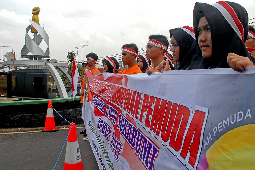Perwakilan pemuda mengikuti peresmian Monumen Pemuda yang dilaksanakan bersamaan dengan Peringatan Hari Sumpah Pemuda di Sukabumi, Jawa Barat. Monumen yang digagas KNPI Kota Sukabumi tersebut bertujuan mendorong semangat persatuan dan kesatuan bagi para pemuda dan masyarakat yang berjiwa muda. ANTARA/Budiyanto