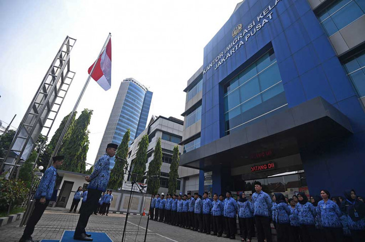 Kepala Kantor Imigrasi Kelas I Jakarta Pusat Is Edy Eko Putranto (kedua kiri) memberikan pengarahan saat upacara peringatan Sumpah Pemuda di Kemayoran, Jakarta Pusat. Peringatan Sumpah Pemuda tersebut mengangkat tema Pemuda Indonesia Berani Bersatu. ANTARA/Sigid Kurniawan