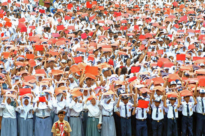 Sebanyak 15 ribu siswa SD, SMP dan SMA se-Kota Bogor membaca teks Pembukaan UUD 1945, Pancasila dan Sumpah Pemuda di GOR Pajajaran, Bogor. KEgiatan tersebut memecahkan Rekor Museum Rekor Dunia Indonesia (MURI) dengan peserta terbanyak. ANTARA/Arif Firmansyah