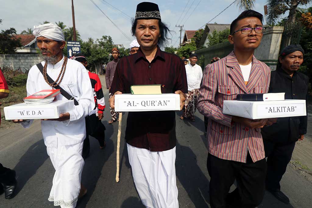 Sejumlah pemuka agama membawa kitab suci saat Kirab Sumpah Pemuda menuju rumah masa kecil Bung Karno, Ndalem Pojok, Kediri, Jatim. Kirab yang juga membawa foto pahlawan dan lambang Garuda Pancasila bertujuan mengingatkan kembali masyarakat tentang arti pentingnya persatuan dalam kebhinekaan melalui kesadaran beragama dan berbangsa. ANTARA/Prasetia Fauzani