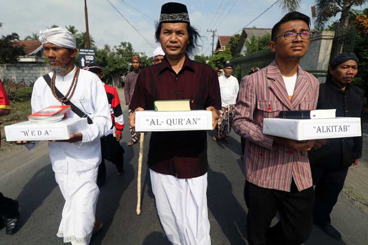 Sejumlah pemuka agama membawa kitab suci saat Kirab Sumpah Pemuda menuju rumah masa kecil Bung Karno, Ndalem Pojok, Kediri, Jatim. Kirab yang juga membawa foto pahlawan dan lambang Garuda Pancasila bertujuan mengingatkan kembali masyarakat tentang arti pentingnya persatuan dalam kebhinekaan melalui kesadaran beragama dan berbangsa. ANTARA/Prasetia Fauzani