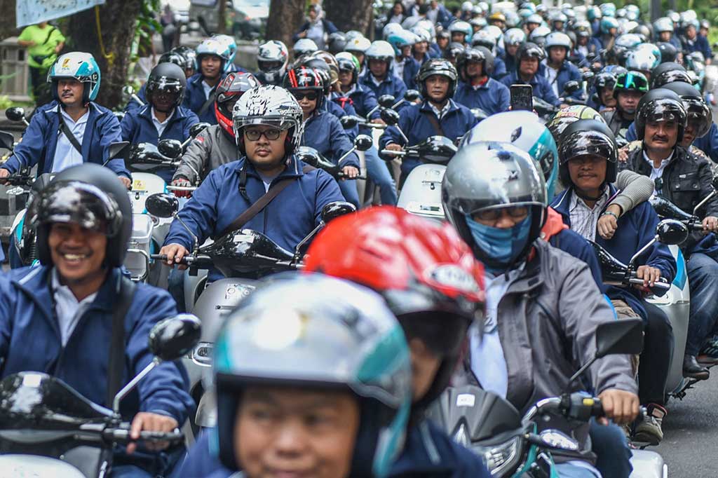 Pengguna sepeda motor listrik mengikuti konvoi motor listrik saat melintasi kawasan Taman Suropati, Jakarta, Sabtu (28/10/2017). Konvoi dari Kantor PLN Disjaya, Gambir menuju Kota Tua tersebut untuk memperingati Hari Listrik Nasional ke-72 serta mendorong keberadaan kendaraan listrik di Jakarta sebagai solusi mengurangi polusi di Ibu Kota.
