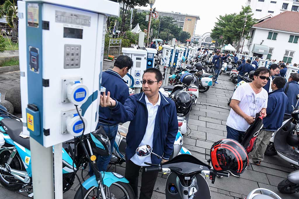 Para peserta mengisi daya motornya di Stasiun Pengisian Listrik Umum (SPLU)  di kawasan wisata Kota Tua, Jakarta.