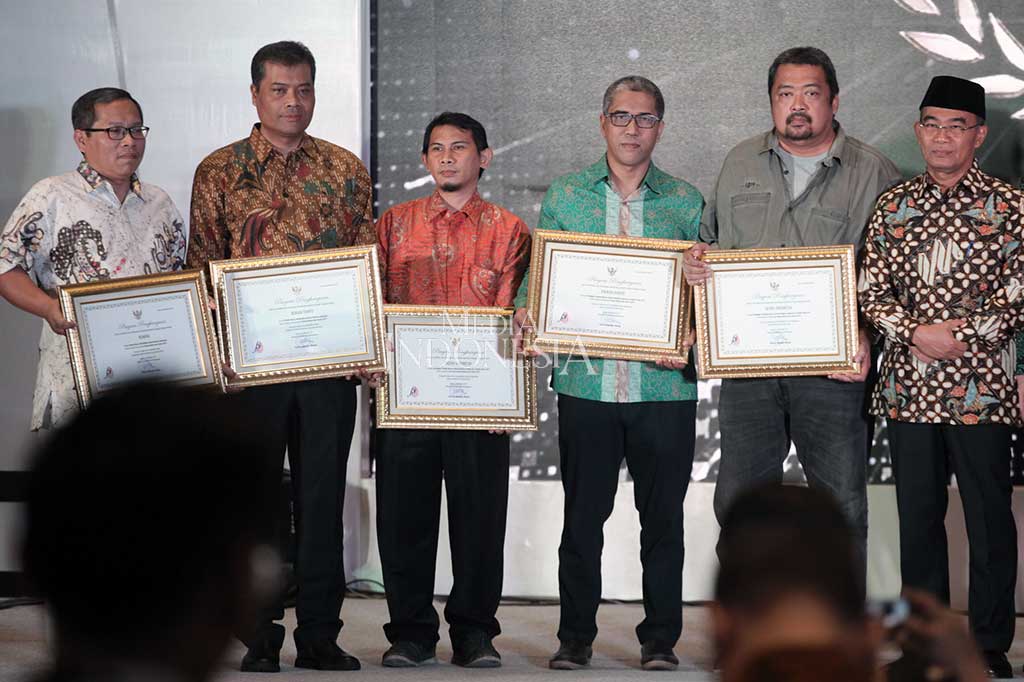 Penyerahan penghargaan tersebut bersamaan dengan peringatan Hari Sumpah Pemuda (HSP) 2017 serta pencanangan Gerakan Literasi Nasional, peluncuran produk Badan Bahasa.