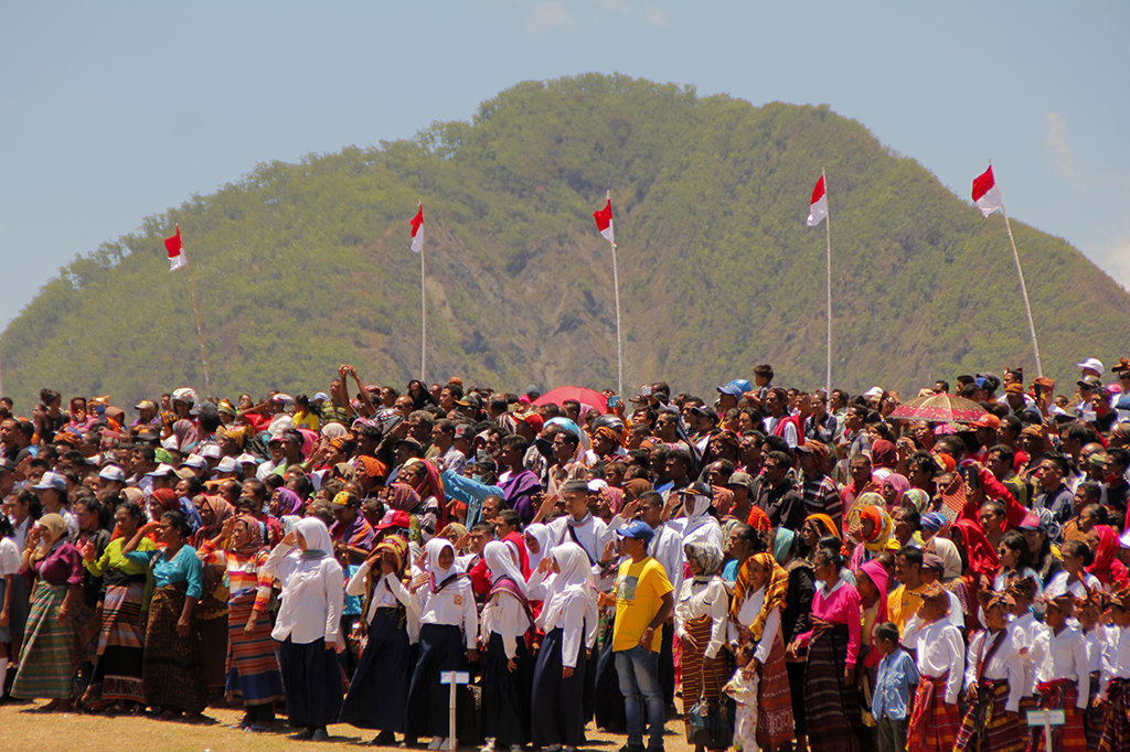 Masyarakat Kabupaten Belu mengikuti upacara peringatan Hari Sumpah Pemuda di Puncak Fulan Fehan, Kabupaten Belu, NTT.