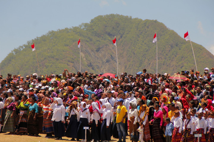 Masyarakat Kabupaten Belu mengikuti upacara peringatan Hari Sumpah Pemuda di Puncak Fulan Fehan, Kabupaten Belu, NTT.