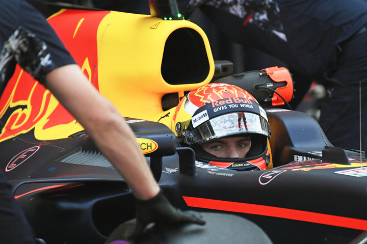 Vettel mengungguli pebalap Red Bull, Max Verstappen, yang terpaksa puas berada di posisi kedua.
