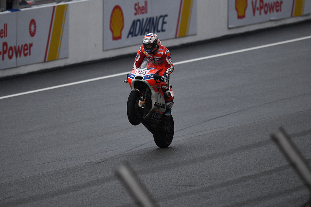 Dengan hasil ini, maka keunggulan Marquez berkurang menjadi 21 poin atas Dovizioso, dan sekaligus membuat penentuan gelar juara ditentukan di Valencia pada 12 November mendatang..