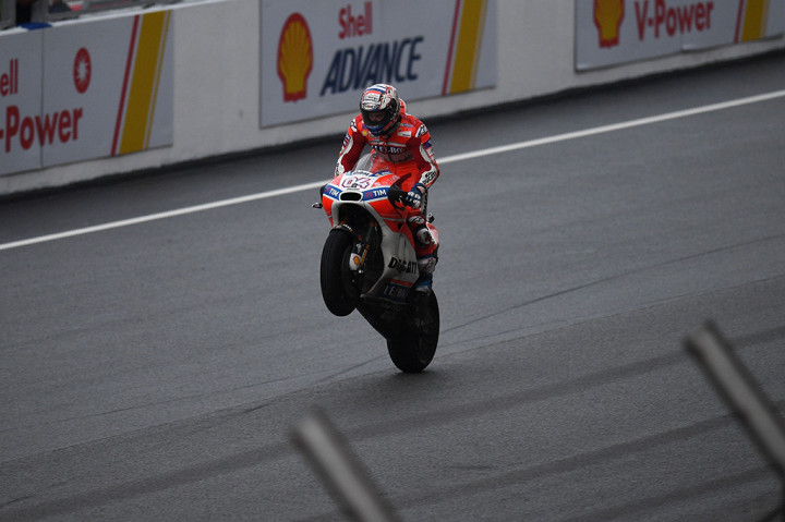 Dengan hasil ini, maka keunggulan Marquez berkurang menjadi 21 poin atas Dovizioso, dan sekaligus membuat penentuan gelar juara ditentukan di Valencia pada 12 November mendatang..