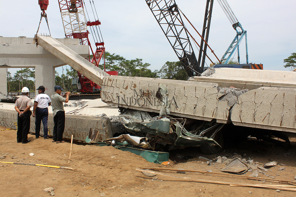 Girder pembangunan flyover proyek tol Pasuruan-Probolinggo di Desa Cukurgondang, Kecamatan Grati, Kabupaten Pasuruan ambruk.