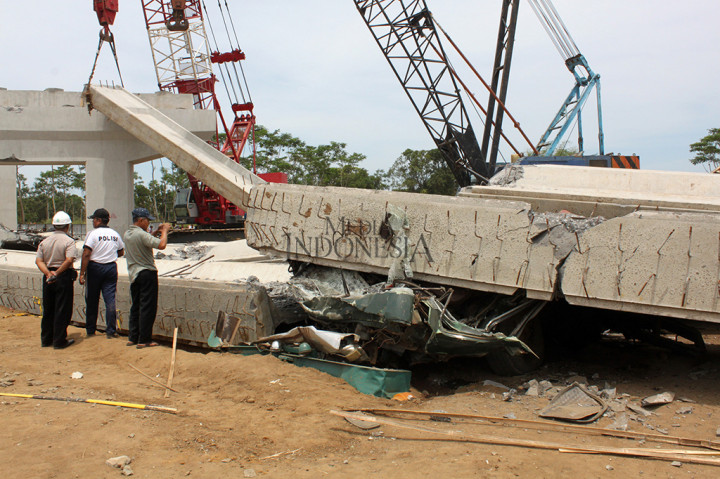 Girder pembangunan flyover proyek tol Pasuruan-Probolinggo di Desa Cukurgondang, Kecamatan Grati, Kabupaten Pasuruan ambruk.