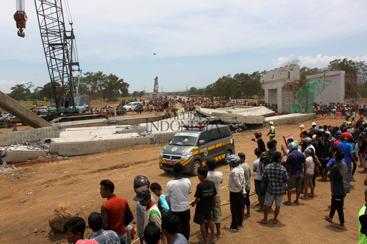 4 girder yang ambruk tersebut selain menimpa dua pekerja dan menyebabkan satu diantaranya tewas, juga menimpa 4 kendaraan. Di antaranya truk kontainer, pikap dan 2 motor.