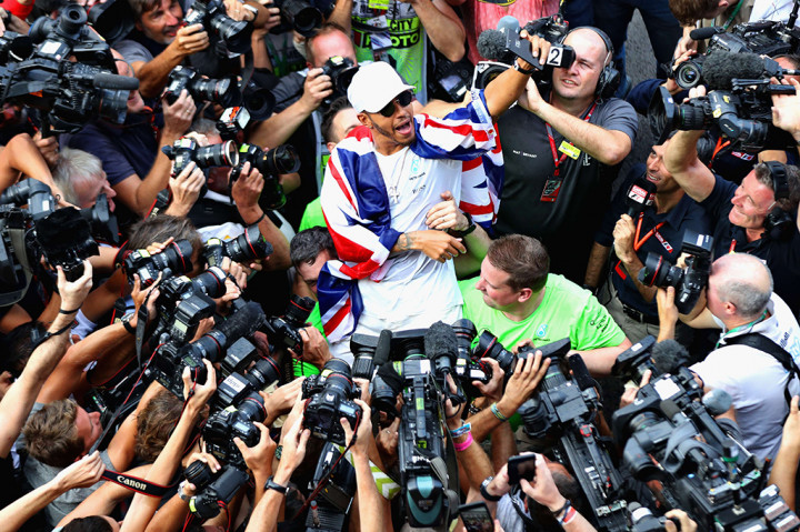 Hamilton kini mengoleksi empat gelar juara dunia dalam kariernya di F1. Dia sebelumnya juga jadi kampiun pada 2008, 2014, dan 2015.