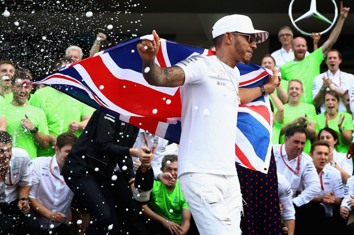 Dengan empat gelar juara dunia, Hamilton menjadi pebalap Inggris tersukses di F1. Dia melampaui pencapaian Sir Jackie Stewart yang punya tiga gelar juara dunia.
