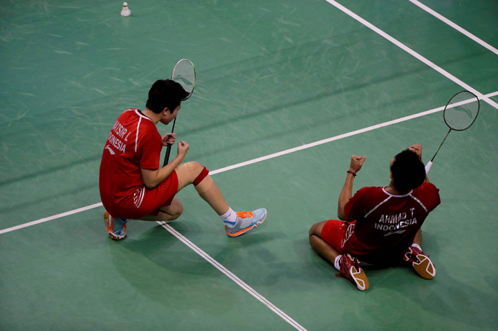 Tontowi Ahmad/Liliyana Natsir memupuskan satu-satunya harapan Tiongkok untuk membawa pulang gelar setelah mengandaskan perlawanan Zheng Siwei/Chen Qingchen, dengan skor 22-20, 21-15.