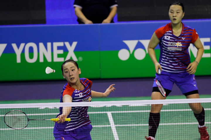 Ganda putri Greysia Polii/Apriyani Rahayu merebut gelar dengan mengalahkan Lee So-hee/Shin Seung-chan (Korea), dengan skor 21-17, 21-15.