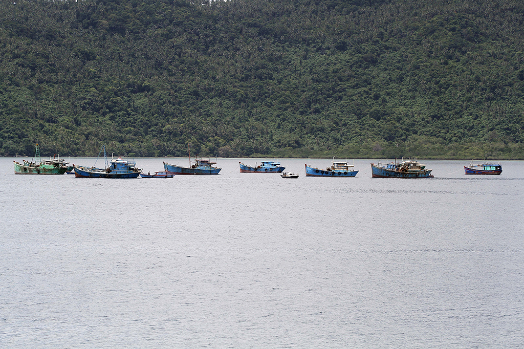 Jika diledakkan, bisa merusak ekosistem yang ada di bawah kapal. Sementara jika hanya dilubangi saja, kapal yang tenggelam dalam bentuk utuh justru diharapkan menjadi rumah  baru bagi ikan kecil.