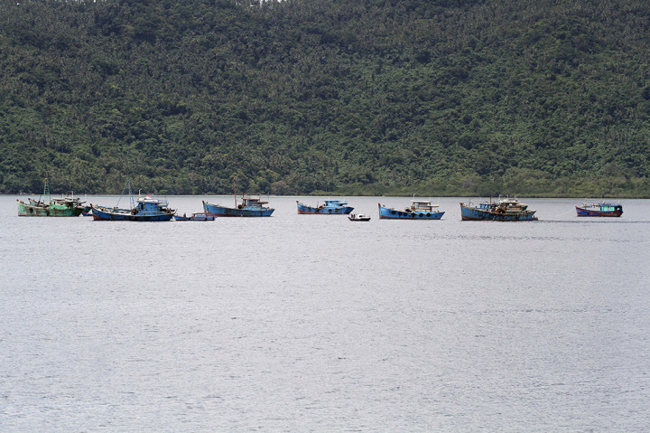 Jika diledakkan, bisa merusak ekosistem yang ada di bawah kapal. Sementara jika hanya dilubangi saja, kapal yang tenggelam dalam bentuk utuh justru diharapkan menjadi rumah  baru bagi ikan kecil.