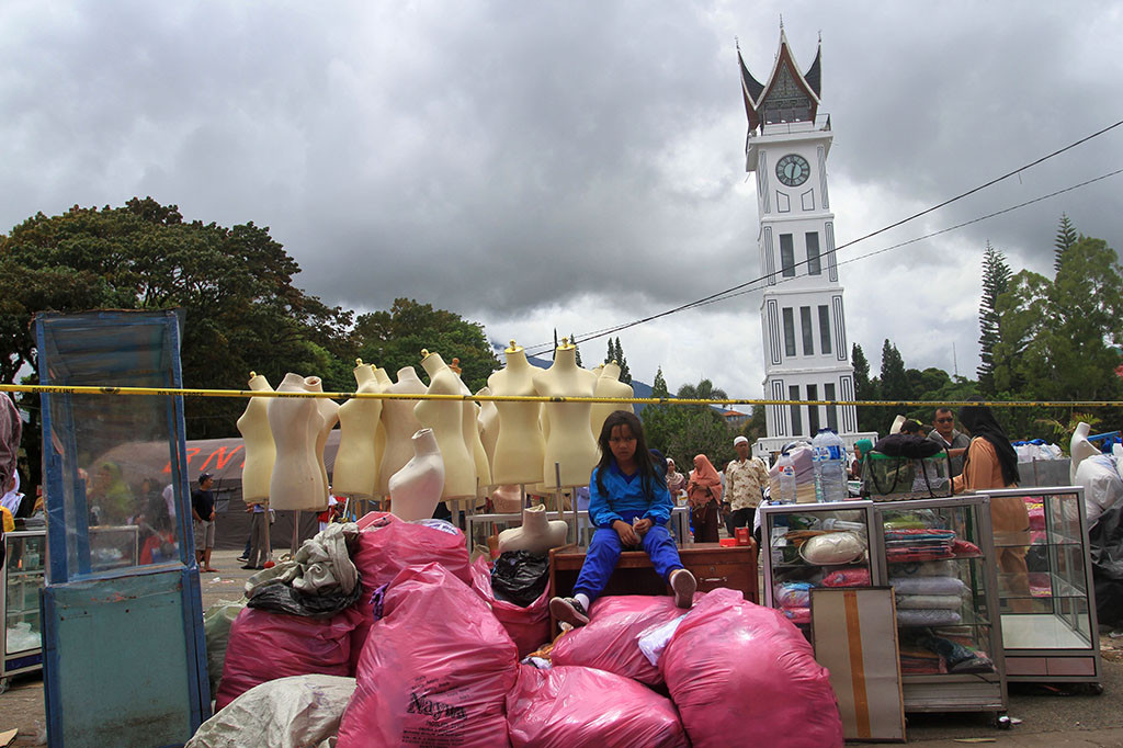 Kondisi di pelataran objek wisata Jam Gadang ramai oleh masyarakat dan tumpukan barang-barang dagangan yang berhasil diselamatkan oleh pedagang. ANTARA/Muhammad Arif Pribadi