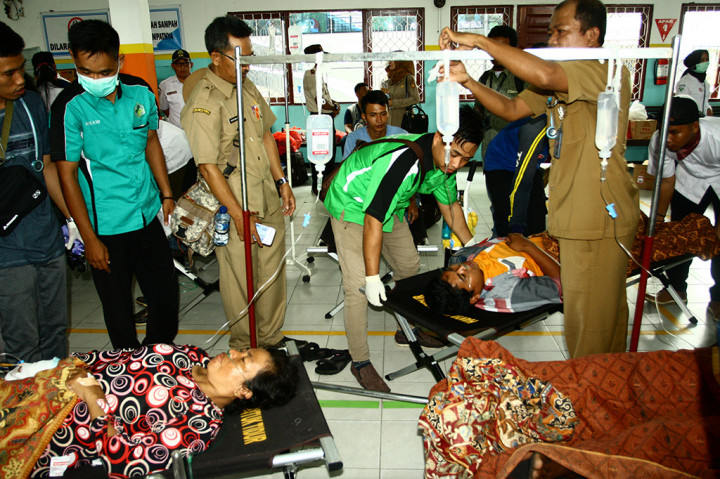 Sejumlah petugas medis membantu korban selamat dari peristiwa terbakarnya KM Dharma Kencana II yang berhasil dievakuasi menggunakan Kapal Kirana I saat tiba di Pelabuhan Panglima Utar Kumai, Kabupaten Kotawaringin Barat, Kalimantan Tengah.