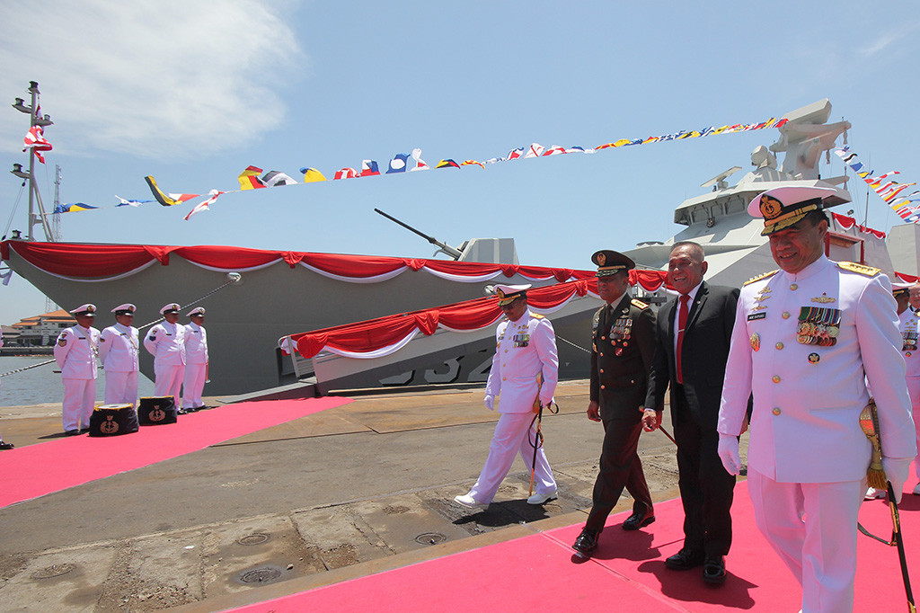 Menteri Pertahanan Ryamizard Ryacudu berjalan bersama Panglima TNI Jenderal Gatot Nurmantyo dan Kepala Staf Angkatan Laut Laksamana TNI Ade Supandi saat penyerahan kapal KRI I Gusti Ngurah Rai-332 di PT PAL Indonesia, Surabaya, Jawa Timur.
