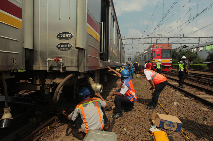 KRL rute Depok-Jatinegara anjlok saat masuk Stasiun Jatinegara, Jakarta Timur.