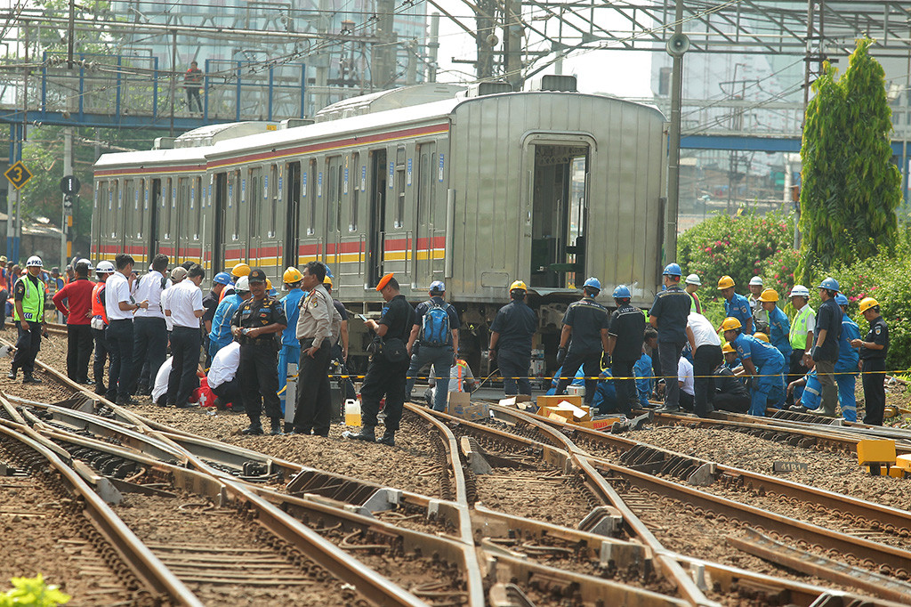 Sejumlah petugas mengevakuasi gerbong Kereta Rel Listrik (KRL) nomor 1747-1748 relasi Depok - Jatinegara yang anjlok di wilayah Stasiun Jatinegara, Jakarta.
