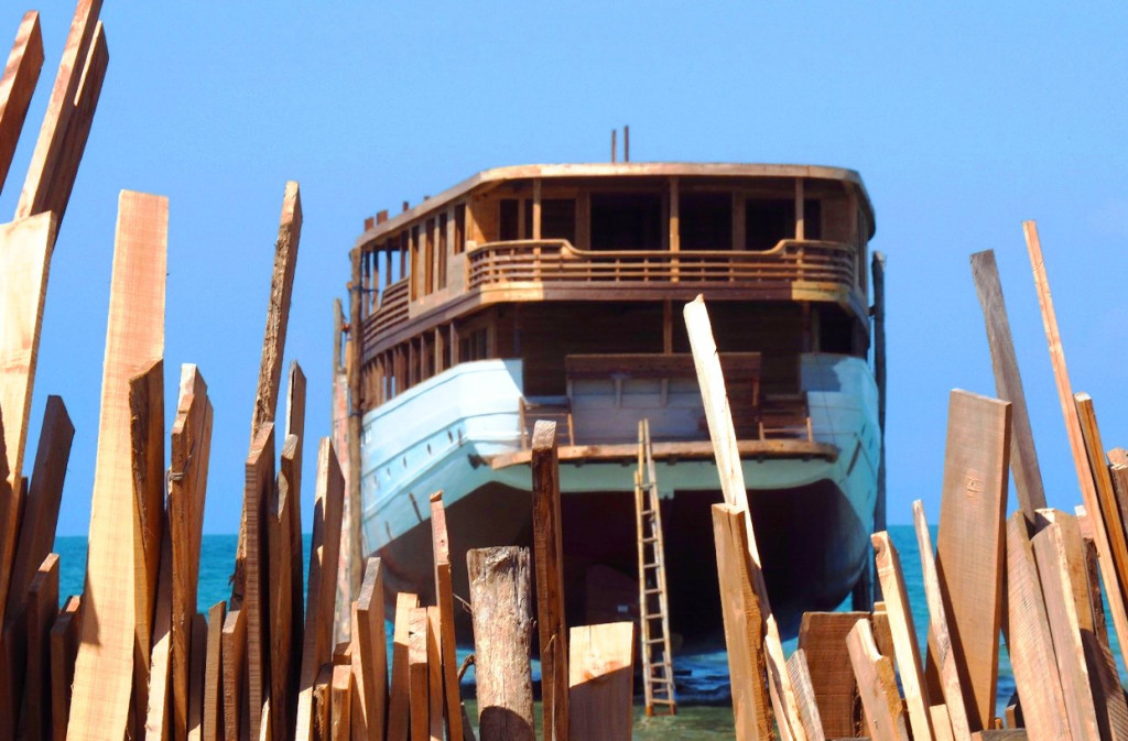 Kayu besi semakin langka di Bulukumba. Para perajin pinisi kini harus mendatangkan kayu yang tahan lapuk tersebut dari Sulawesi Tenggara. 