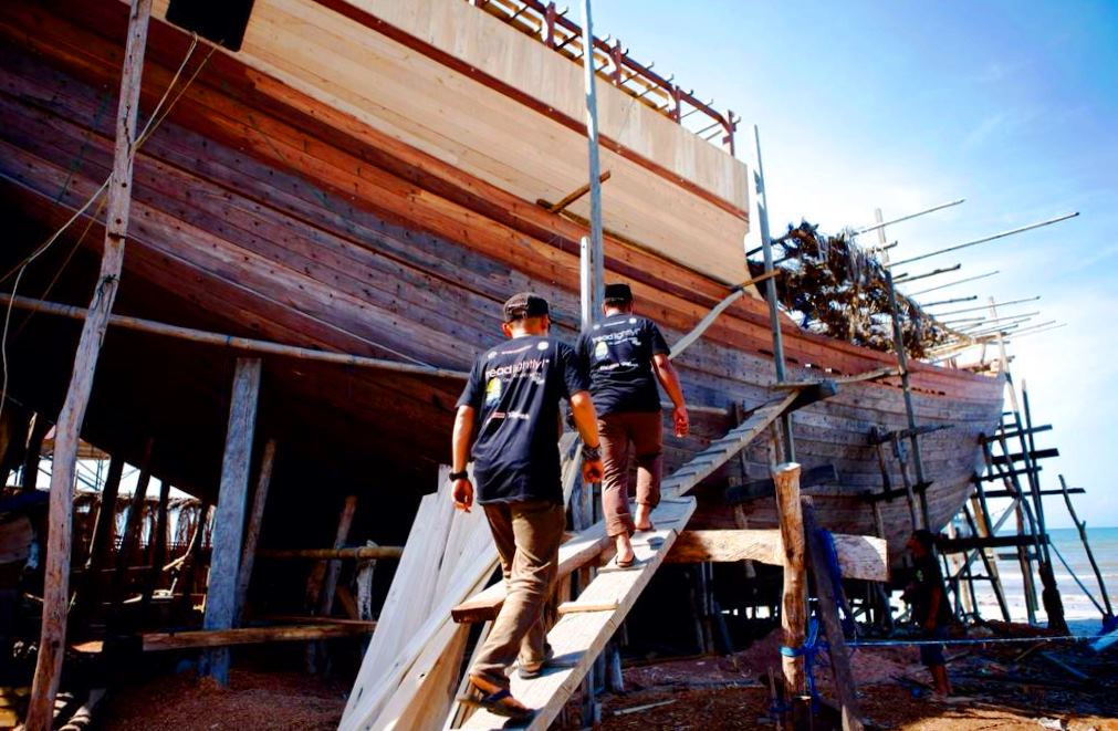 Bisnis wisata bahari di Indonesia sedang menggeliat. Selain membuka potensi pasar baru, secara tidak langsung juga melestarikan warisan budaya bahari Nusantara.