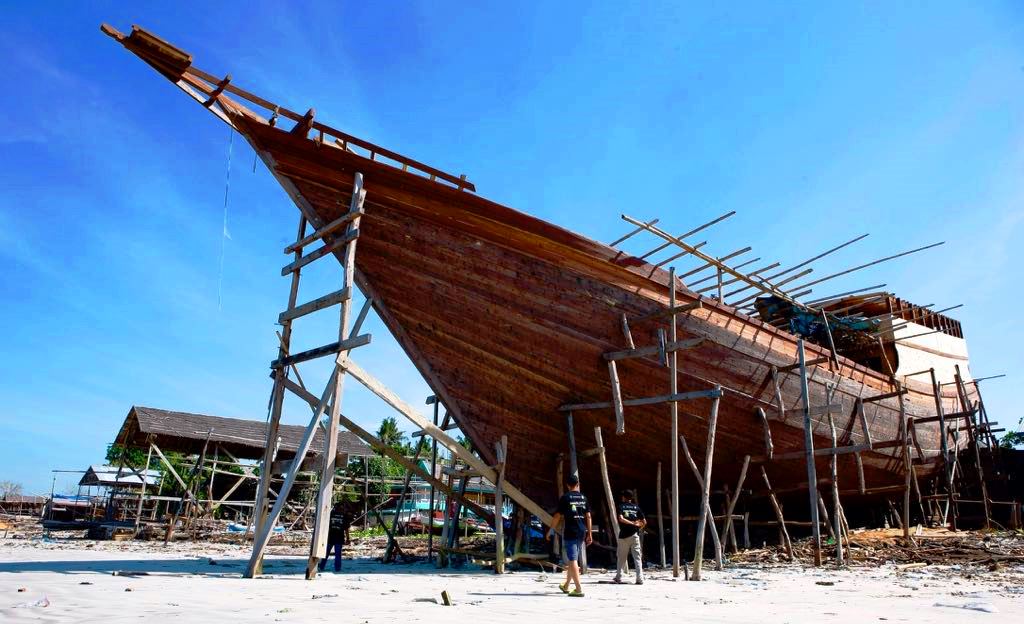 Pinisi yang nyaris selesai ini dipesan oleh seorang pengusaha asal Kanada. Kapal ini akan melayani pelayaran di perairan Pulau Nias dan Raja Ampat. 