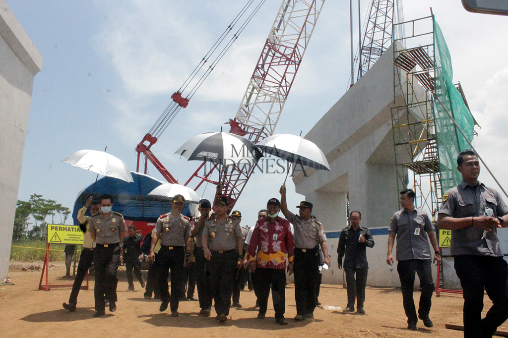Kapolda Jatim Irjend Machfud Arifin mendatangi lokasi girder jembatan layang di pembangunan tol Pasuruan-Probolinggo km 4,5 di Desa Dawesari, Kecamatan Grati, Kabupaten Pasuruan.