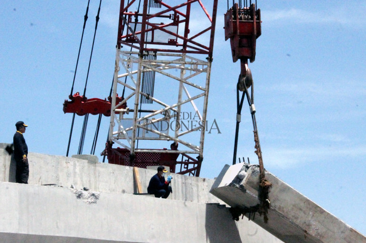 Tim Laboratorium Forensik (Labfor) Polda Jatim tengah memeriksa reruntuhan beton baja (girder) jembatan layang tol Pasuruan-Probolinggo.