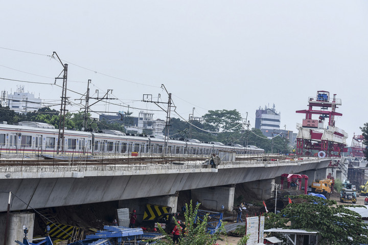Kereta rel listrik melewati proyek pembangunan double-double track (DDT) Manggarai-Cikarang di kawasan Manggarai, Jakarta.