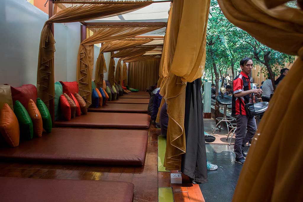 Deretan balai tanpa sekat dengan matras untuk layanan refleksi.