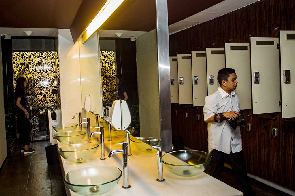 Wartawan melintasi loker room lantai tujuh di Hotel dan Griya Pijat Alexis.