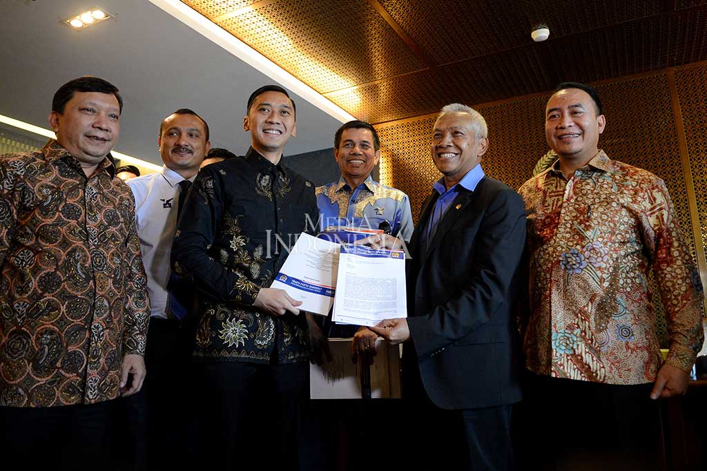 Wakil Ketua DPR Agus Hermanto menerima draf revisi UU Ormas dari Ketua Fraksi Demokrat DPR Edhie Baskoro Yudhoyono di Gedung Nusantara III, Jakarta, Selasa (31/10/2017). 