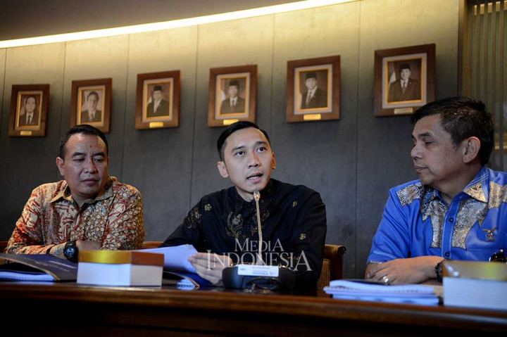 Ketua Fraksi Partai Demokrat Edhie Baskoro Yudhoyono atau Ibas mengatakan F-Demokrat menyerahkan berkas dan lampiran revisi UU Ormas untuk dapat diteruskan dengan mekanisme dan aturan yang berlaku. 