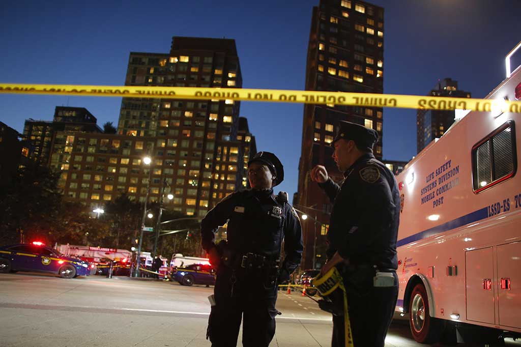 Sedikitnya delapan orang tewas dan beberapa lainnya terluka setelah sebuah pikap masuk ke jalur sepeda di pinggir Sungai Hudson, Manhattan, New York. AFP/Getty Images/Kena Betancur