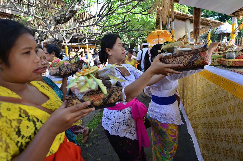 Sejumlah wanita Hindu menyiapkan sesajen saat persembahyangan Hari Raya Galungan.
