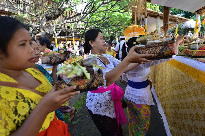 Sejumlah wanita Hindu menyiapkan sesajen saat persembahyangan Hari Raya Galungan.
