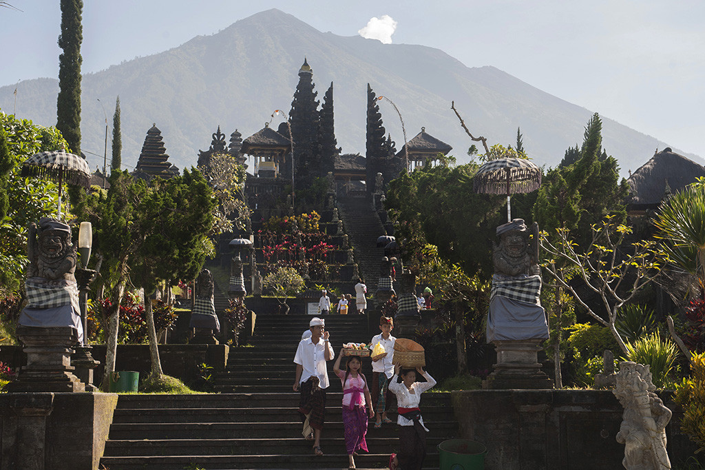 Ribuan umat Hindu melaksanakan persembahyangan pada Hari Suci Galungan di tengah situasi aktifitas Gunung Agung pada level siaga di Pura Besakih, Karangasem, Bali.