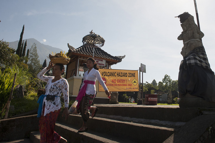 Sebagian warga Besakih masih berada di pengungsian bersama warga dari lima desa lainnya karena masuk kawasan rawan bencana di radius 7,5 km.